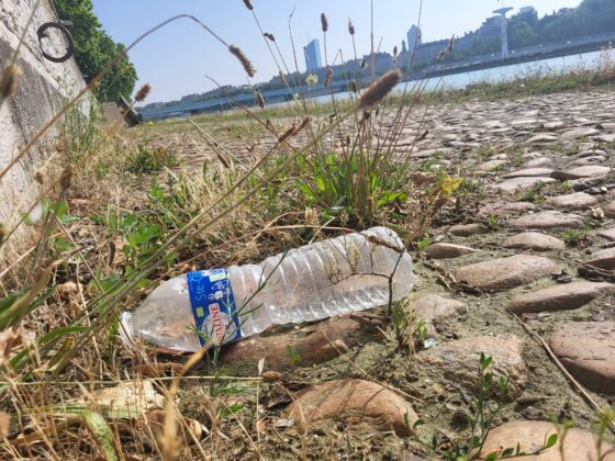 à Lyon, plongée dans le RhÎne, un long fleuve plastique. (Clément Gousseau)